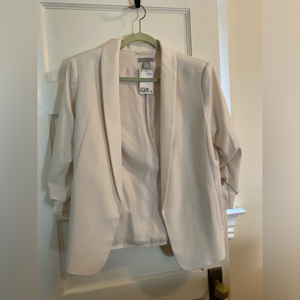H&M Cream Colored Blazer with scrunched sleeves. New with Tags Size Large